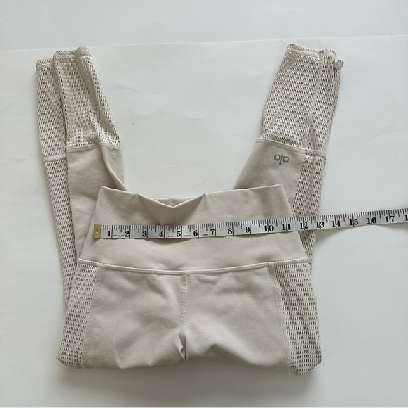 Alo Yoga Off The Grid Capri Color Bone Size Small - Picture 8 of 14